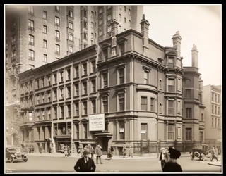 Aeolian Company Buildingin ulkopuoli, 54th Streetin ja Fifth Avenuen koilliskulma New Yorkissa, 1925 (hopeagelatiiniprintti)